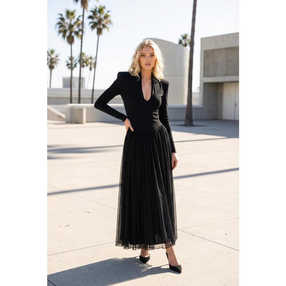 1980s Norma Kamali iconic fit and flare dress in black - Picture 2 of 5